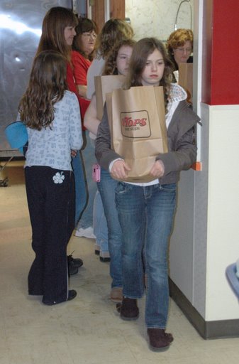 girls-carry-food