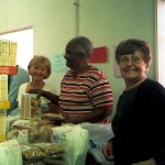 Volunteers distrubuting food